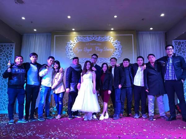 Cặp đôi diện giày thể thao nhảy hip-hop trong đám cưới, chụp bộ ảnh nhảy quanh Hà Nội Cặp đôi diện giày thể thao nhảy hip-hop trong đám cưới, chụp bộ ảnh nhảy quanh Hà Nội